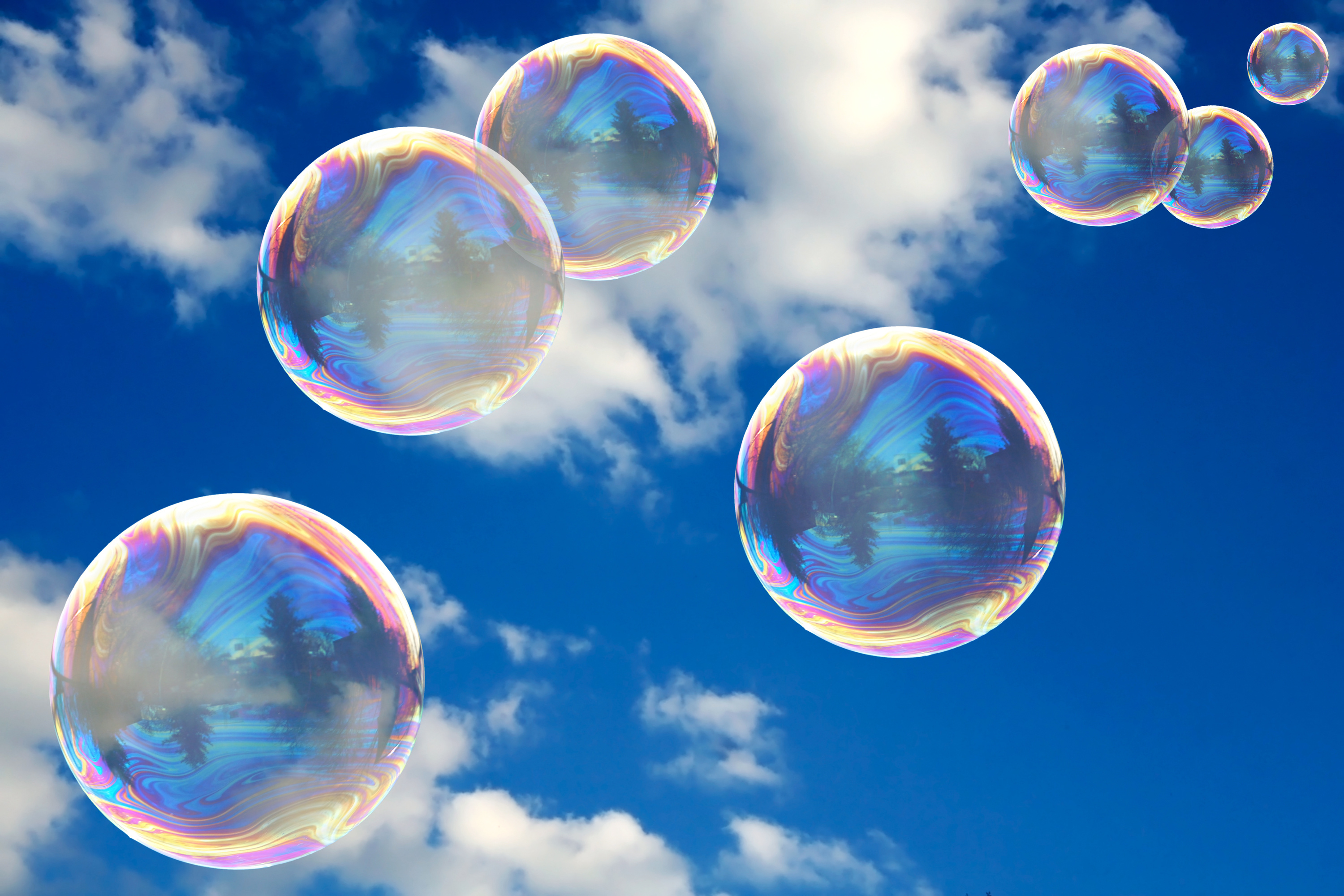 Покажи картинку пузыри. Мыльные пузыри. Воздушные пузыри. Мыльные пузыри на фоне неба. Летающие мыльные пузыри.